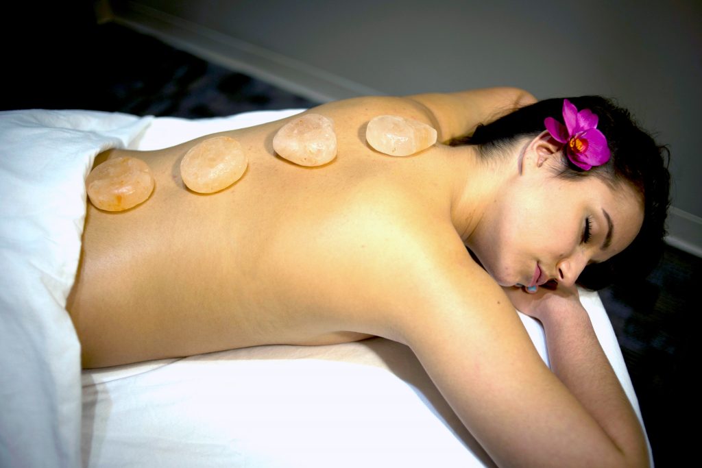 Unveiling the Benefits of Hot Stone Massage and How it Works